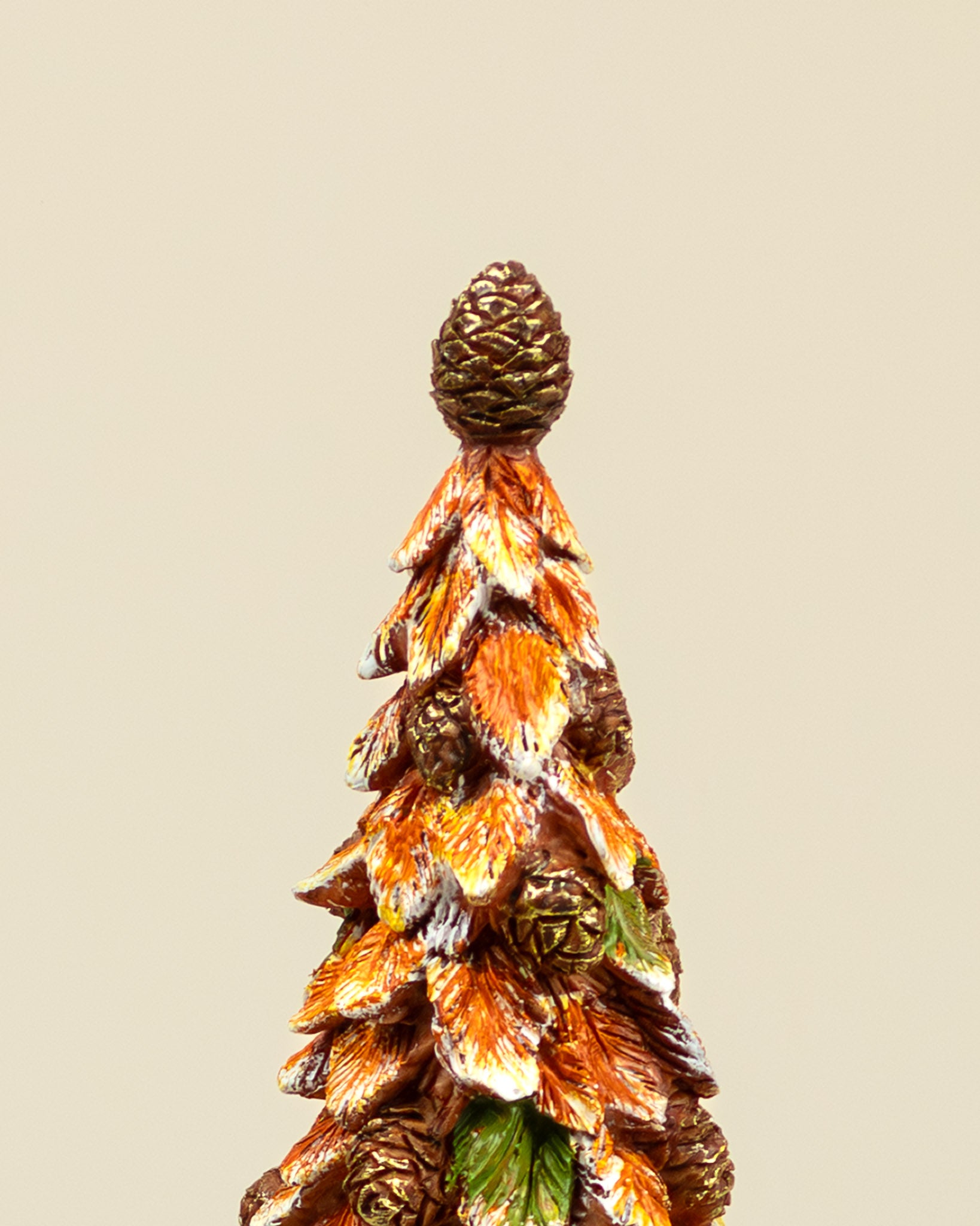 Albero decorativo autunnale con foglie e pigne