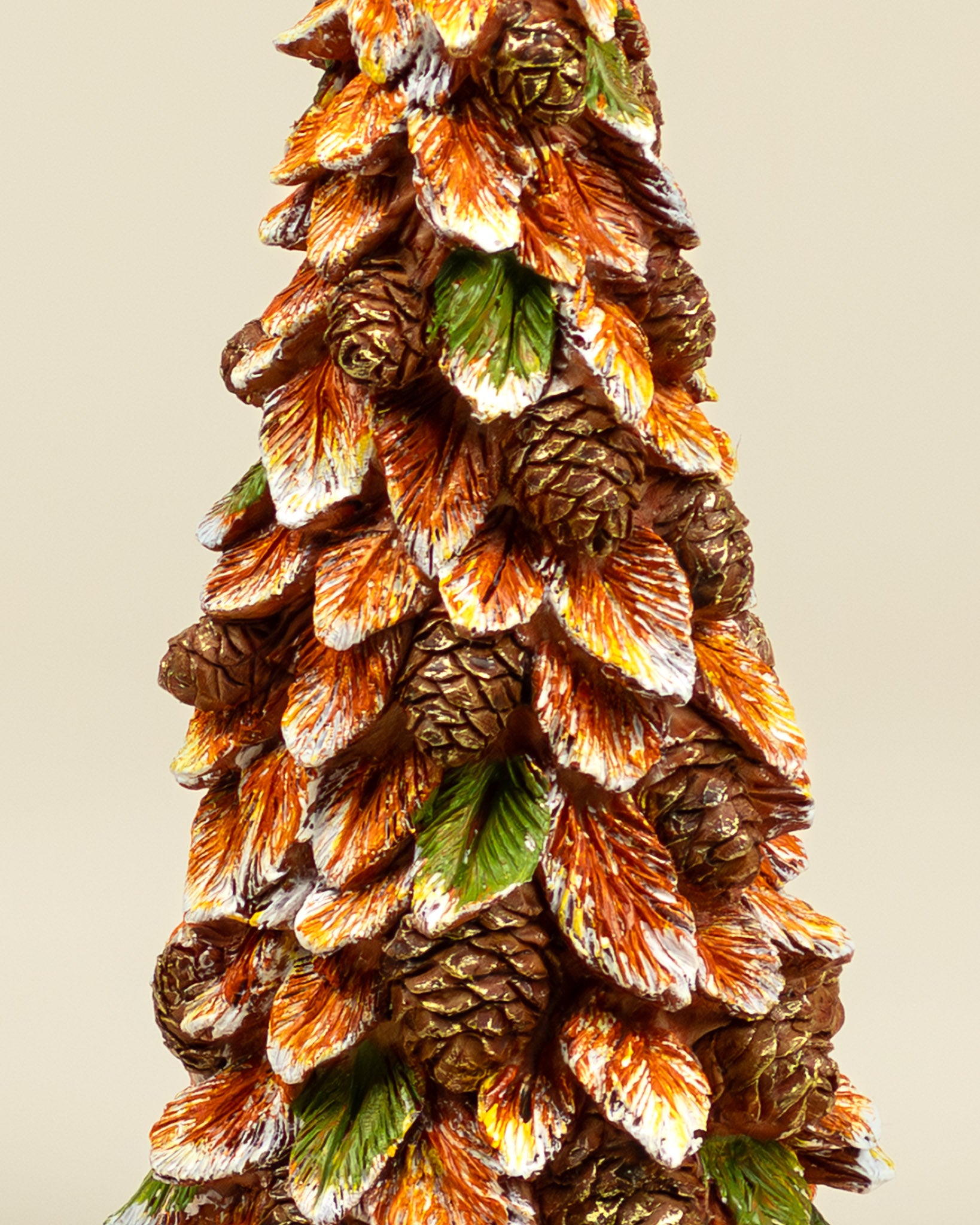 Albero decorativo autunnale con foglie e pigne