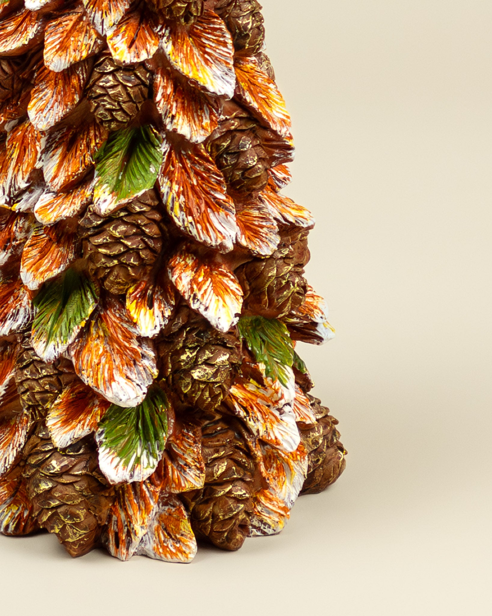 Albero decorativo autunnale con foglie e pigne