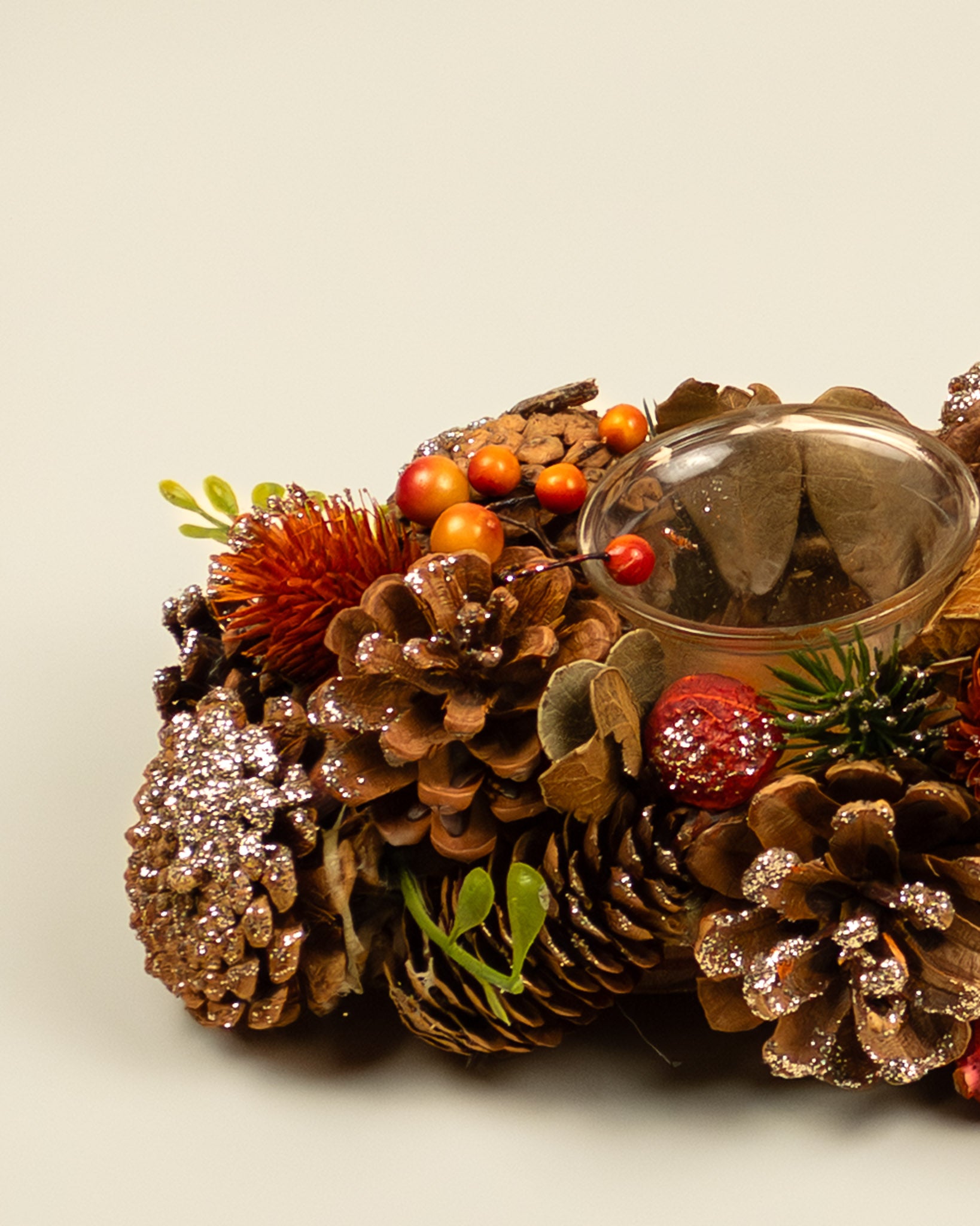 Centrotavola autunnale con portacandele, pigne e bacche