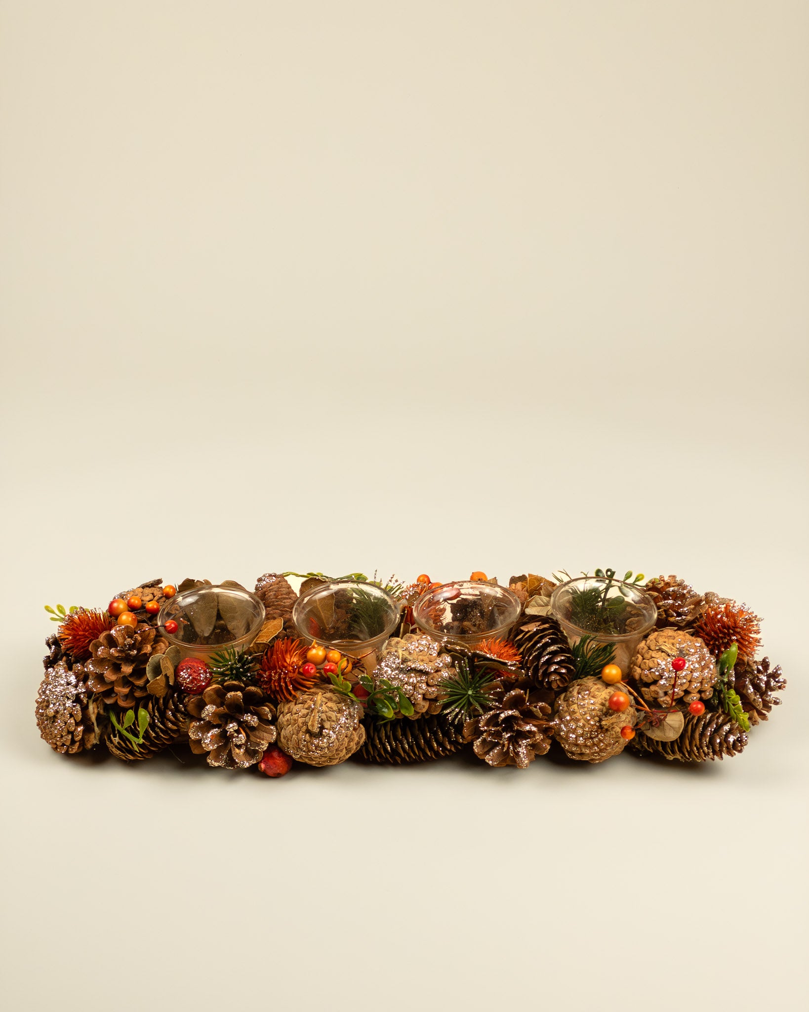 Centrotavola autunnale con portacandele, pigne e bacche