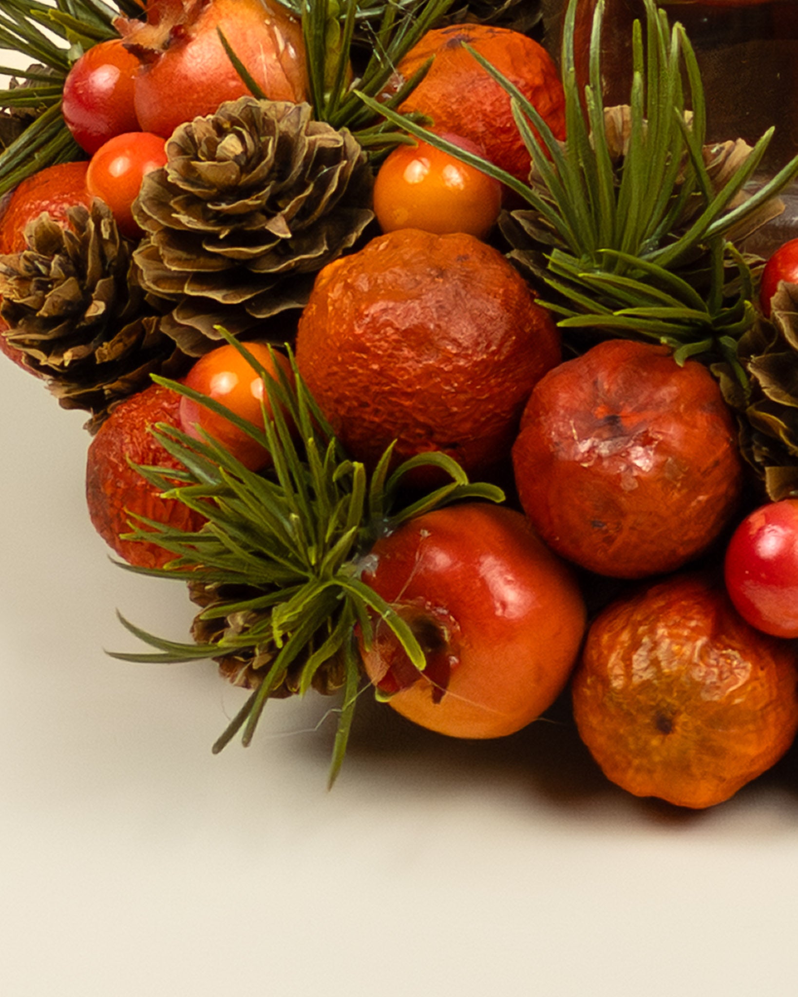 Centrotavola autunnale con portacandela, bacche e pigne