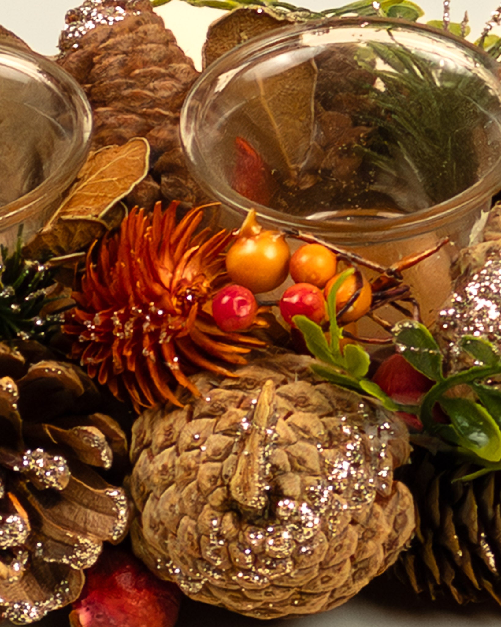 Centrotavola autunnale con portacandele, pigne e bacche