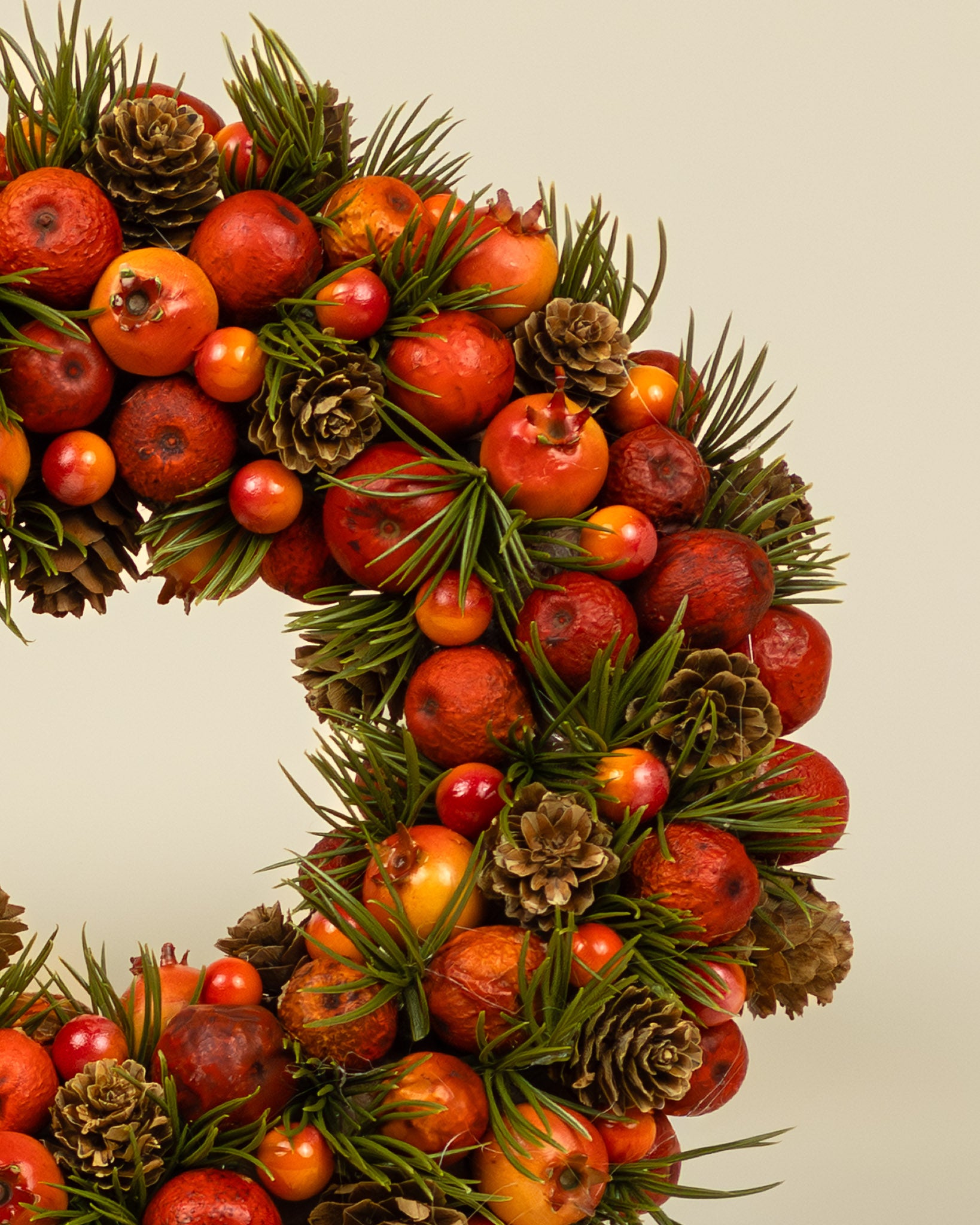 Ghirlanda autunnale con bacche e pigne
