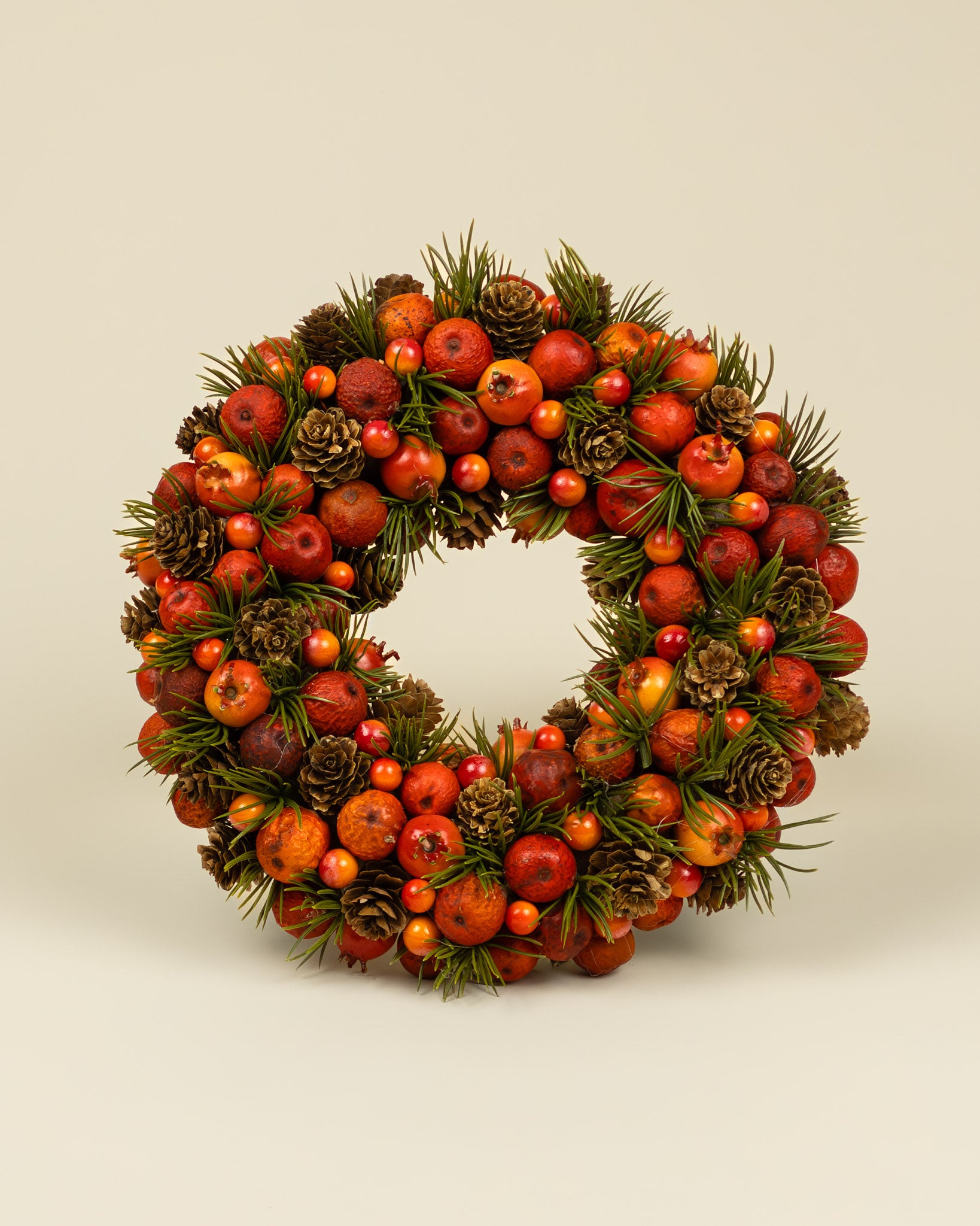 Ghirlanda autunnale con bacche e pigne