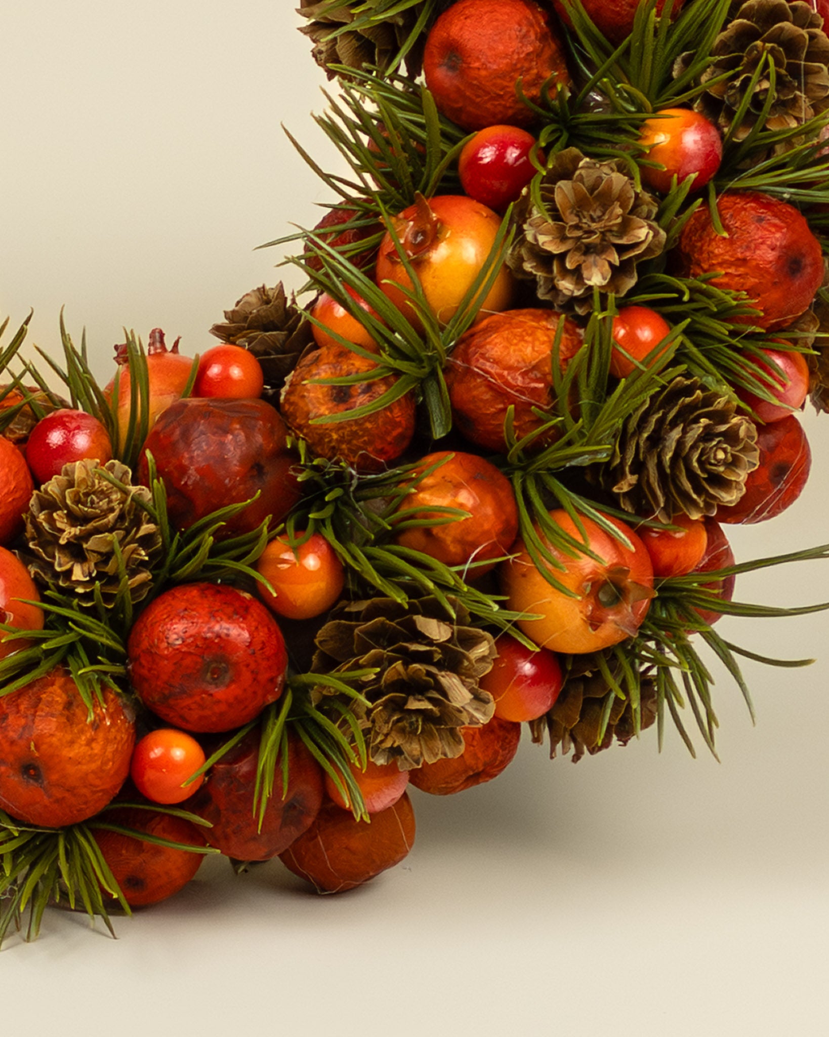 Ghirlanda autunnale con bacche e pigne