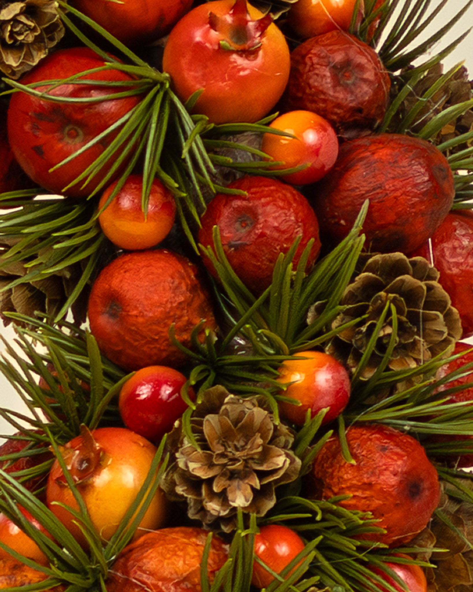 Ghirlanda autunnale con bacche e pigne