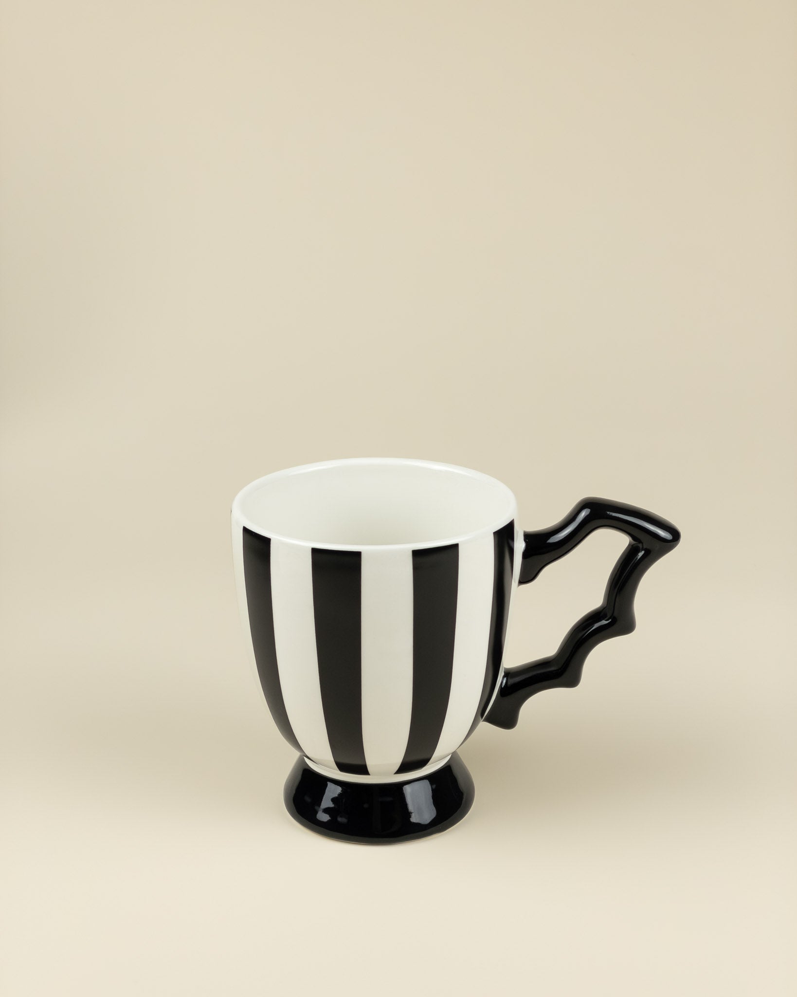 Tazza a righe con manico ad ala di pipistrello