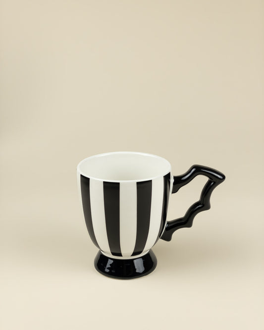 Tazza a righe con manico ad ala di pipistrello