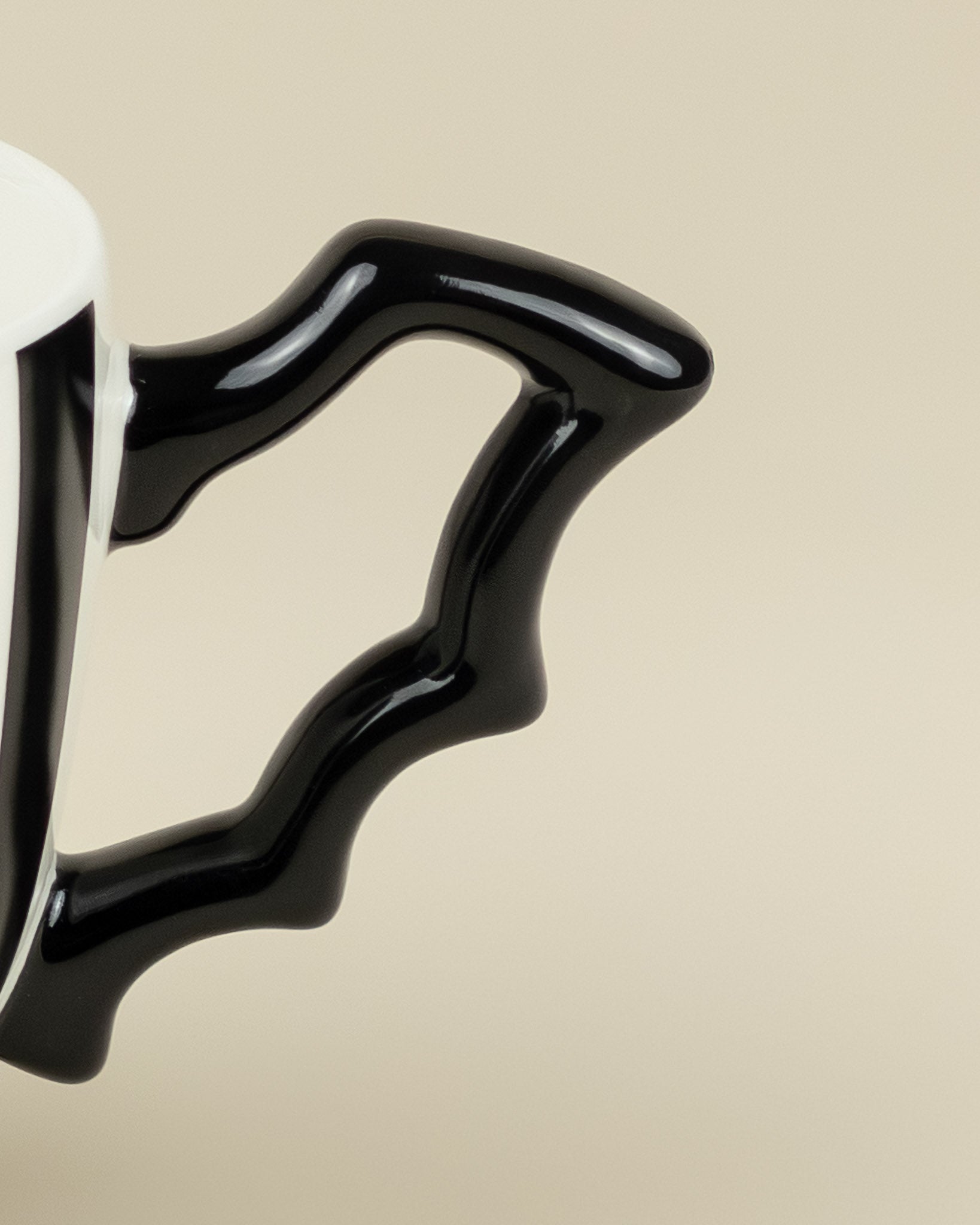 Tazza a righe con manico ad ala di pipistrello