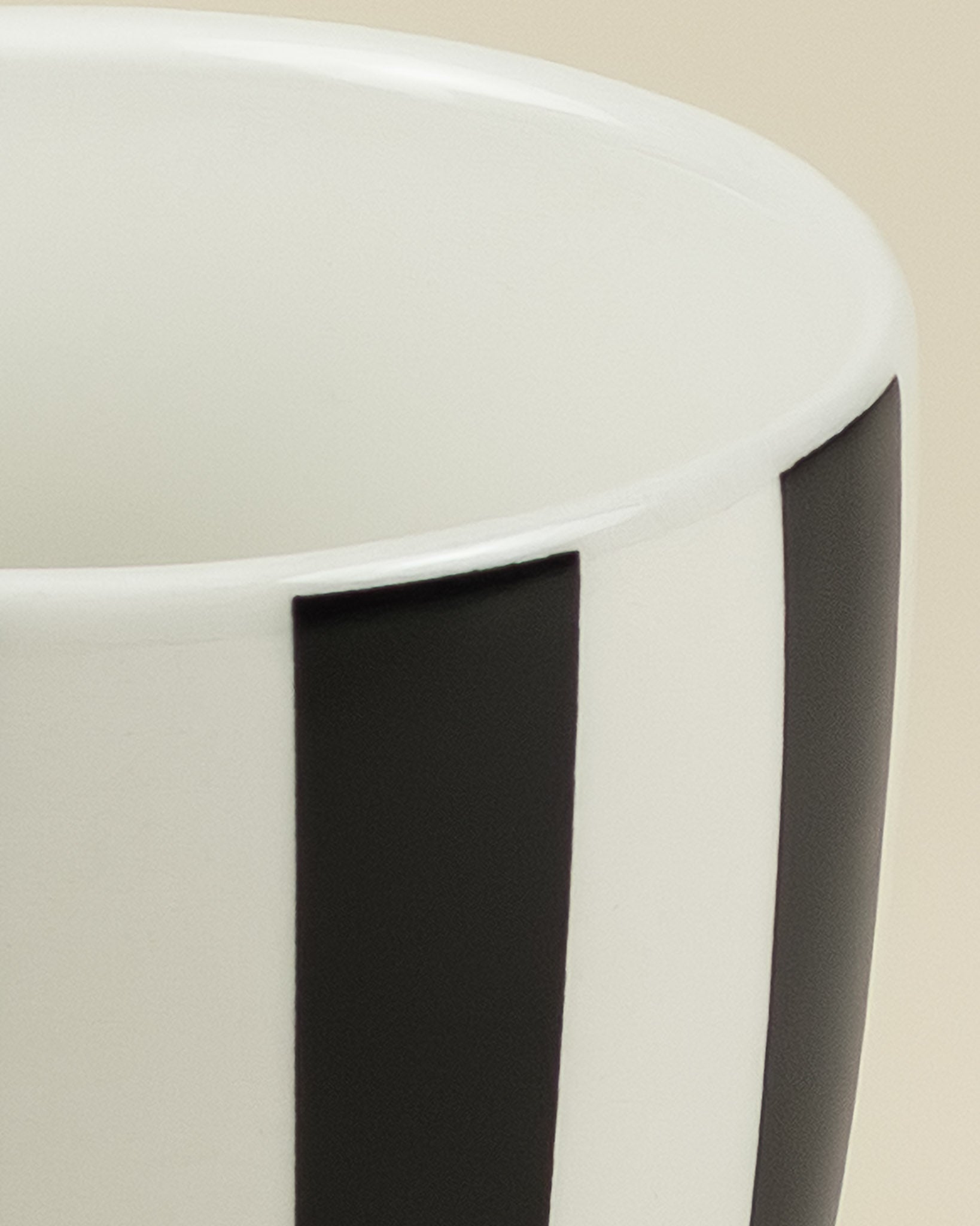 Tazza a righe con manico ad ala di pipistrello