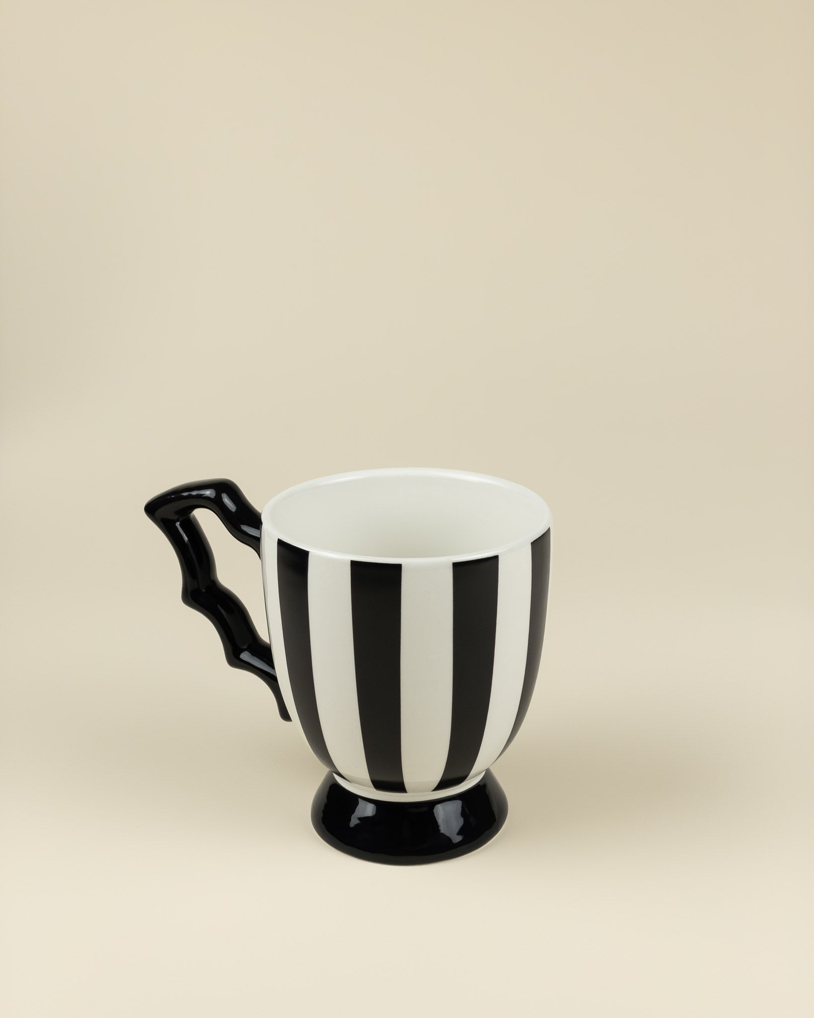 Tazza a righe con manico ad ala di pipistrello